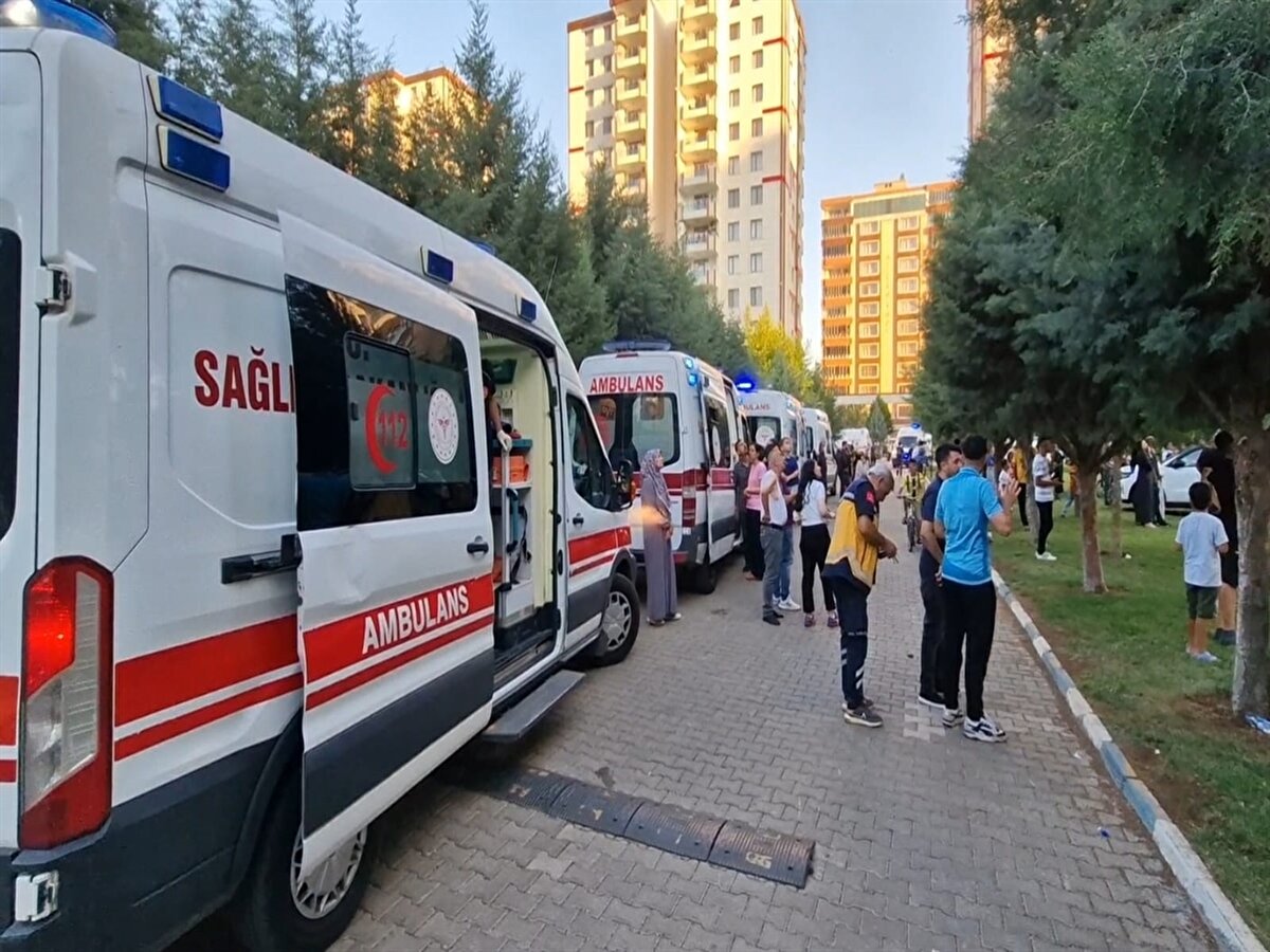 Fidanten, yangına müdahalede zorlandıklarını anlatarak, birinin kalmış olabileceği ihtimaliyle asansörleri de kontrol ettiklerini söyledi.<br><br>Nakliye firmasının asansörüyle birçok kişinin binadan tahliye edildiğini belirten Fidanten, yangının gece saatlerinde meydana gelmiş olması halinde daha çok can kaybı ve yaralanmanın yaşanabileceğini ifade etti.