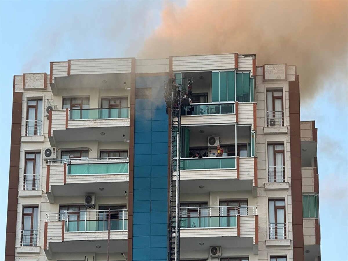 Fidanten, "Şu anda bazı bina sakinleri gelip ihtiyaçları doğrultusunda eşyalarını alıyor. Bazı dairelerde zarar söz konusu." dedi.<br><br>Fırat Mahallesi 566. Sokak'taki 13 katlı apartmanda 5 Haziran'da çıkan yangının ardından hastaneye kaldırılan 17 kişiden anne Bircan Çavdar (36) ile çocukları Yunus Emre (12), Elif (10) ve Zeynep (4) hayatını kaybetmişti.