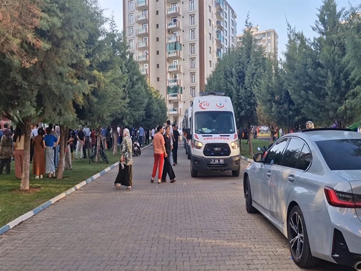 Binanın ikinci katında oturan Leyla Dinç, AA muhabirine, yangından sonra yakınlarının yanına yerleştiğini belirterek, kontrol etmek ve bazı ihtiyaçlarını almak için evine geldiğini söyledi.<br><br>Yemek hazırladığı sırada binadan seslerin yükseldiğini ve yangın çıktığını duyduğunu anlatan Dinç, bunun üzerine 3 çocuğuyla binadan çıkmaya çalıştığını kaydetti.<br><br>Dinç, "Kapıyı açtığımda dumandan göz gözü görmüyordu. Küçük çocuğum da kucağımdaydı. Kaçmaya çalışırken birinci katta bayılmak üzereydim. Kendimi dışarıya zor attım. Ambulansta bana müdahale ettiler. Oksijen verdiler, çok duman solumuştum. O anlar çok kötüydü, anlatılacak gibi değildi, kendimizi zor kurtardık. İtfaiye biraz geç geldi. Ekipler geldikten sonra üst katlara ulaşamadı." dedi.