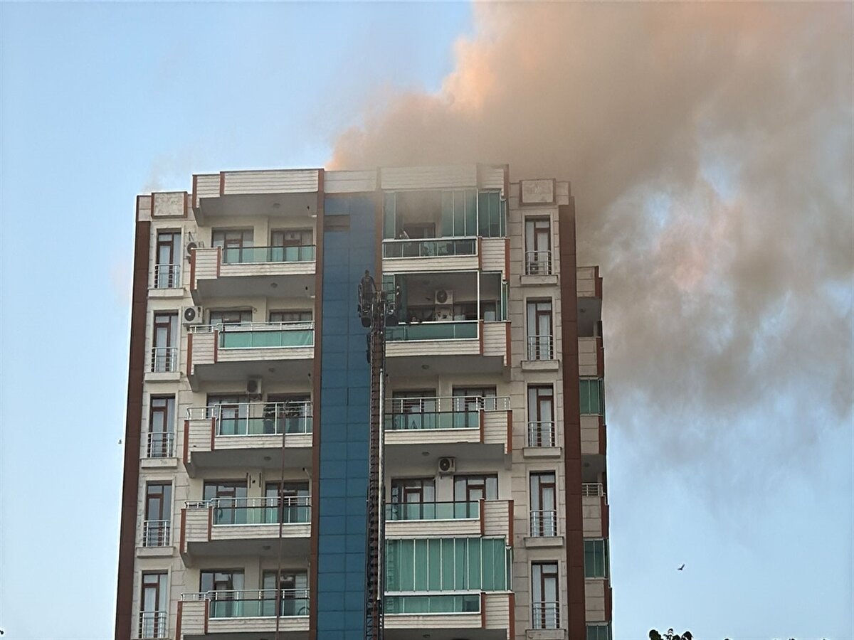 Bina sakinleri yaşadıklarını anlattı<br><br>Öte yandan, binada yaşayanlar elektrik, su ve doğal gaz bağlantısı bulunmadığından bir süre için yakınlarının yanına yerleşti.<br><br>Bina sakinleri zaman zaman bazı eşyalarını almak için evlerine geliyor.<br><br>Yangının izlerini taşıyan binada koridorların tavanları, dairelerin giriş kapıları ve yerlerin is ile kaplandığı, bazı kapılarda ise "Daire boştur kapıyı kırmayınız" yazısının yer aldığı kağıtlar asıldığı görüldü.