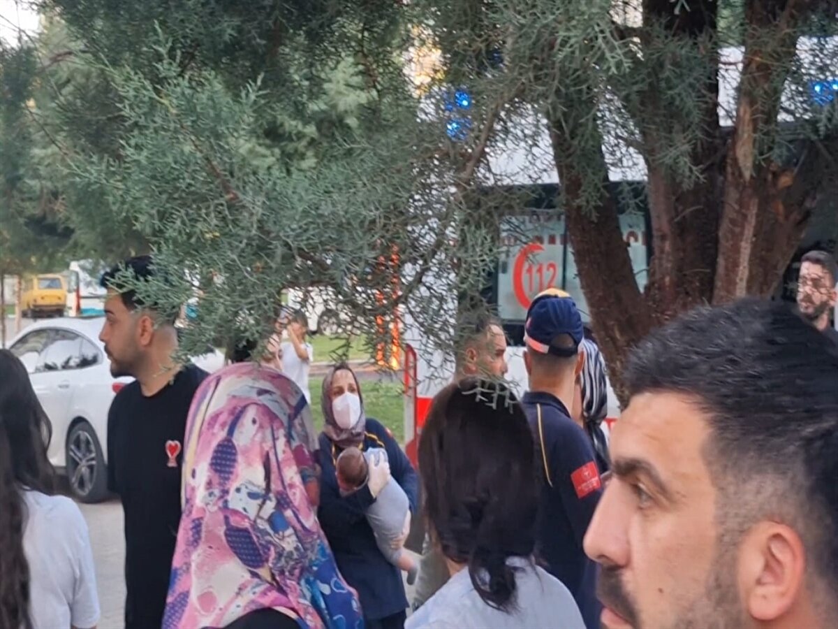 Apartmanın giriş katında yaşayan bina görevlisi Mehmet Fidanten de önce yangının bir evde çıktığını düşündüklerini ifade ederek, daha sonra yardım seslerini duyduklarını söyledi.<br><br>"'İmdat, yangın var' diye sesler duydum. Önce doğal gaz bağlantısını kestim. Ev yangını olduğunu zannettim fakat ara boşluktaki pencereyi açınca yangını fark ettim. Yangının elektrikten kaynaklı olduğunu düşündüm ve elektriği kestim, jeneratörü devre dışı bıraktım." diyen Fidanten, dumandan dolayı binanın içine giremediğini belirtti.