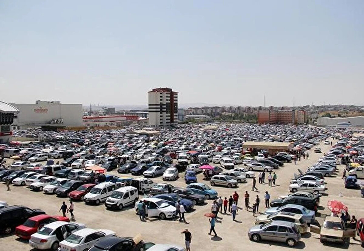 Haziran ayının gelmesi ve bayram tatilinin sona ermesiyle birlikte ikinci el otomobil pazarında gözle görülür bir canlanma yaşanıyor. Bayram boyunca ertelenen alım kararlarının tatil sonrası hızla uygulamaya konması, piyasada hareketliliği artırdı. Özellikle bazı araçların ilanlarda kısa sürede alıcı bulması dikkat çekiyor.