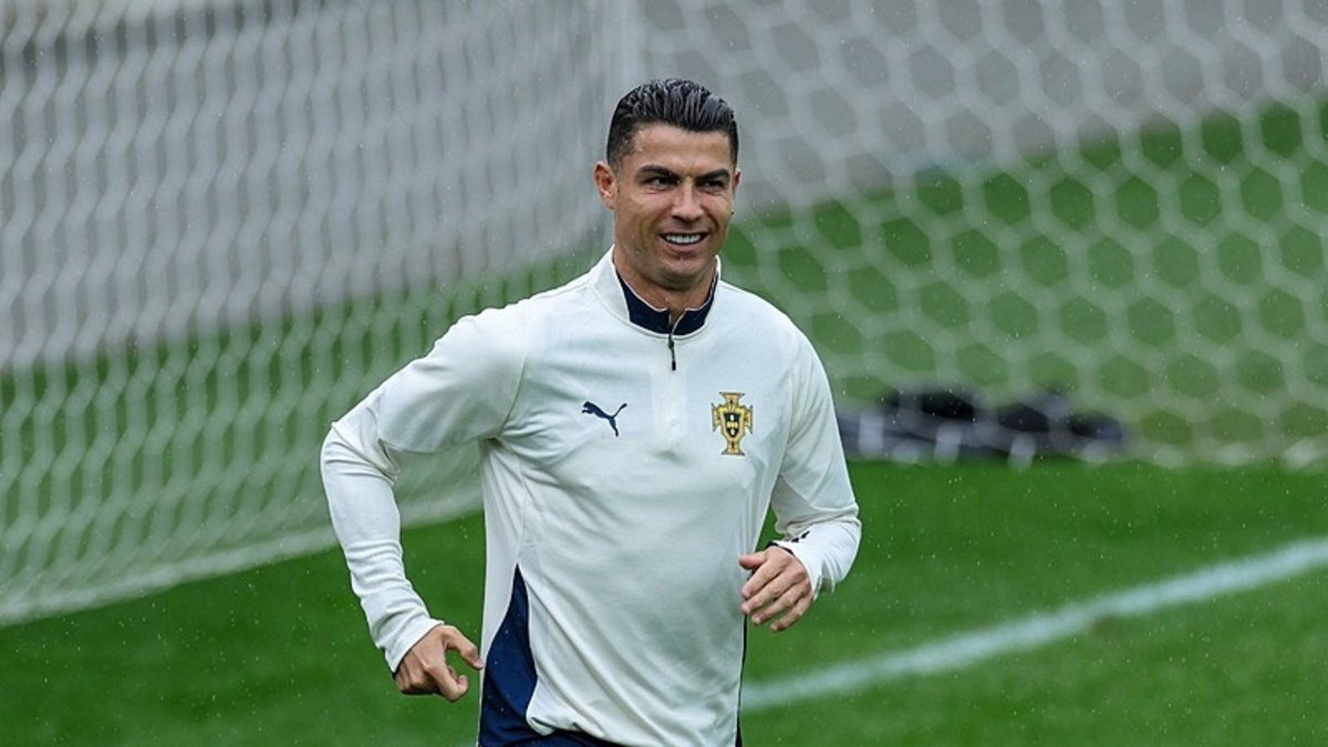 Futbola devam edeceğini söyleyen Ronaldo, yeni sezondaki takımını da resmen açıkladı.