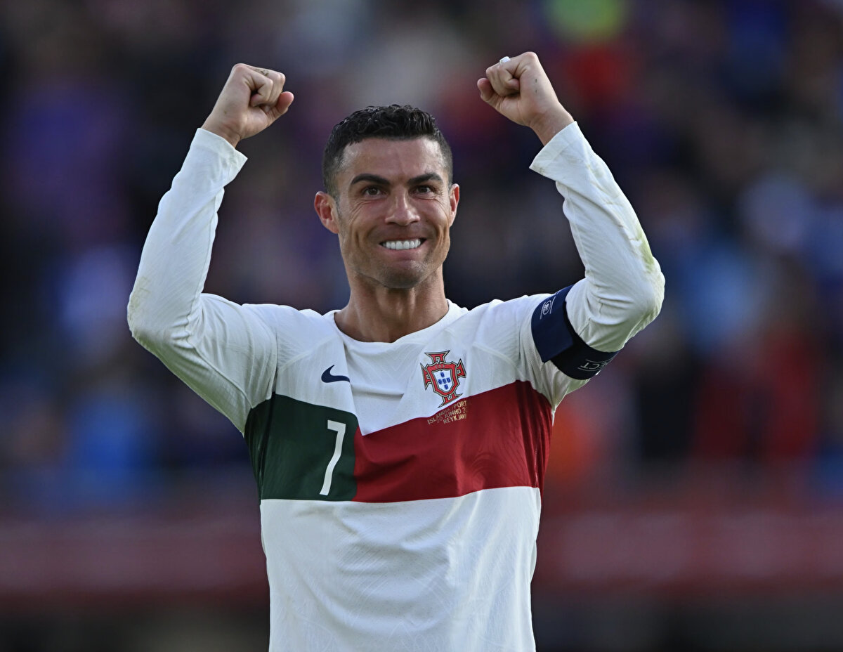 Cristiano Ronaldo yaptığı açıklamada Al-Nassr ile sözleşmeye imzalayarak kariyerine aynı takımda devam edeceğini duyurdu.