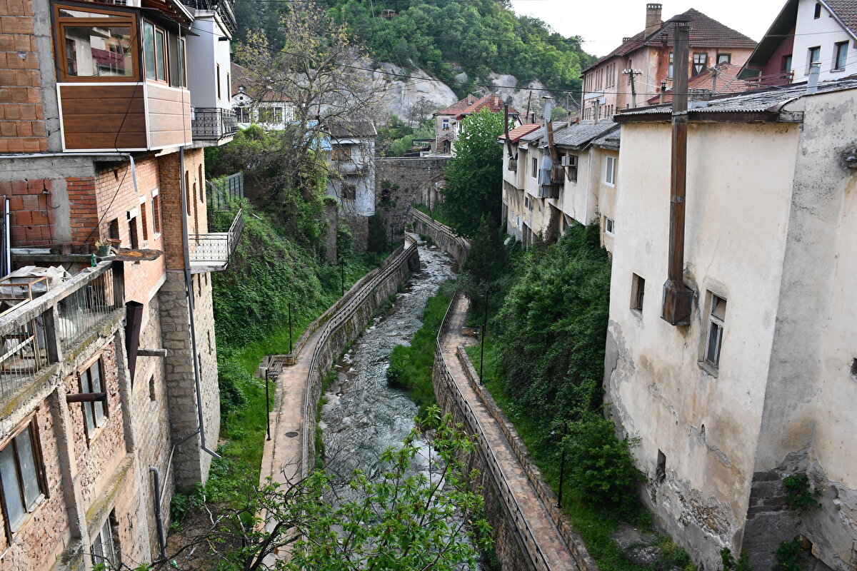 Kratova köprüleri<br><br>Kasabadan geçen Tabakhane veya Kratova Nehirlerinin üzerinde adeta birer gerdanlık gibi dizilen ve bugünlere ulaşan Rada, Yukarı Hamam, Grofçanski, Çarşı, Jorkishirski ve Arguliçki isimli 6 tarihî taş köprü bulunuyor. Bu tarihî köprülerin 18'inci ila 19'uncu yüzyılda inşa edildiği biliniyor.