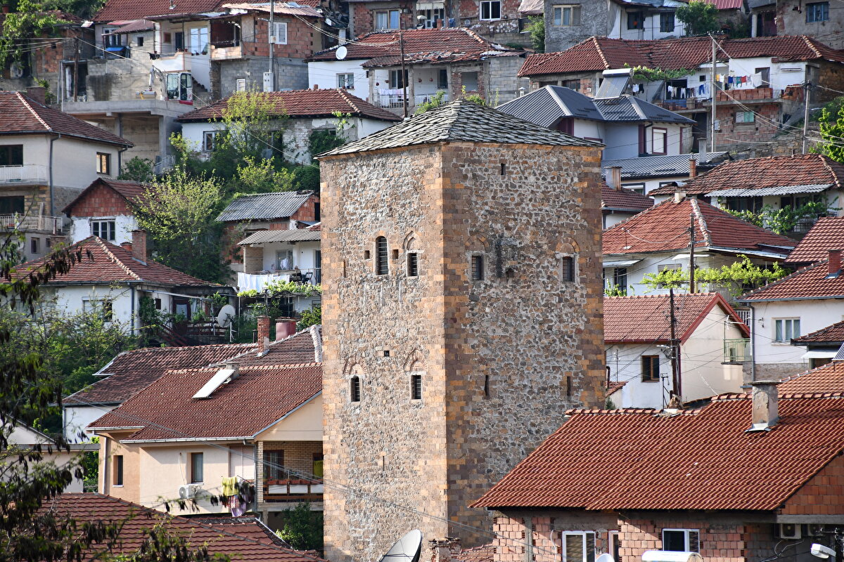 Kratova'nın kuleleri<br><br>Kuleleriyle de meşhur Kratova kasabası, Arnavut kaldırımlarıyla süslenen küçük, tarihî çarşısıyla çok sayıda ziyaretçiyi ağırlıyor.
