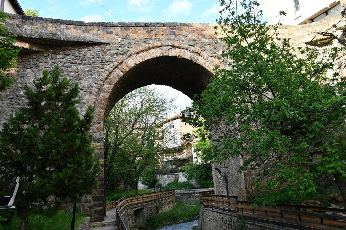 Saat kulesinin Osmanlı döneminde inşa edildiği belirtiliyor. Kasaba Emin Bey, Simiceva, Zlatkova ve Krsteva kulelerini de sınırları içinde barındırıyor.