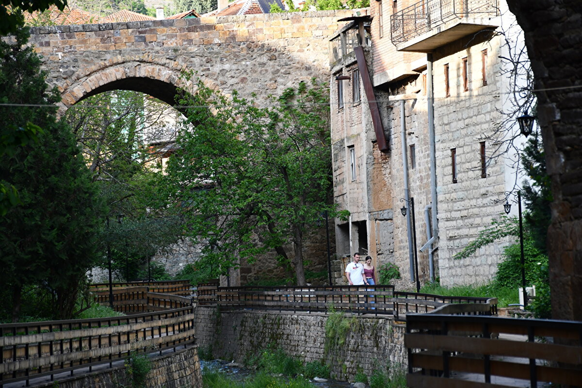 Başkent Üsküp'e 1,5 saatlik mesafede bulunan ve daha önce 17 köprü ve 12 kuleye ev sahipliği yaptığı belirtilen Kratova kasabası, ayakta kalan 6 köprü ve 6 kulesiyle tarih meraklılarını ağırlıyor.