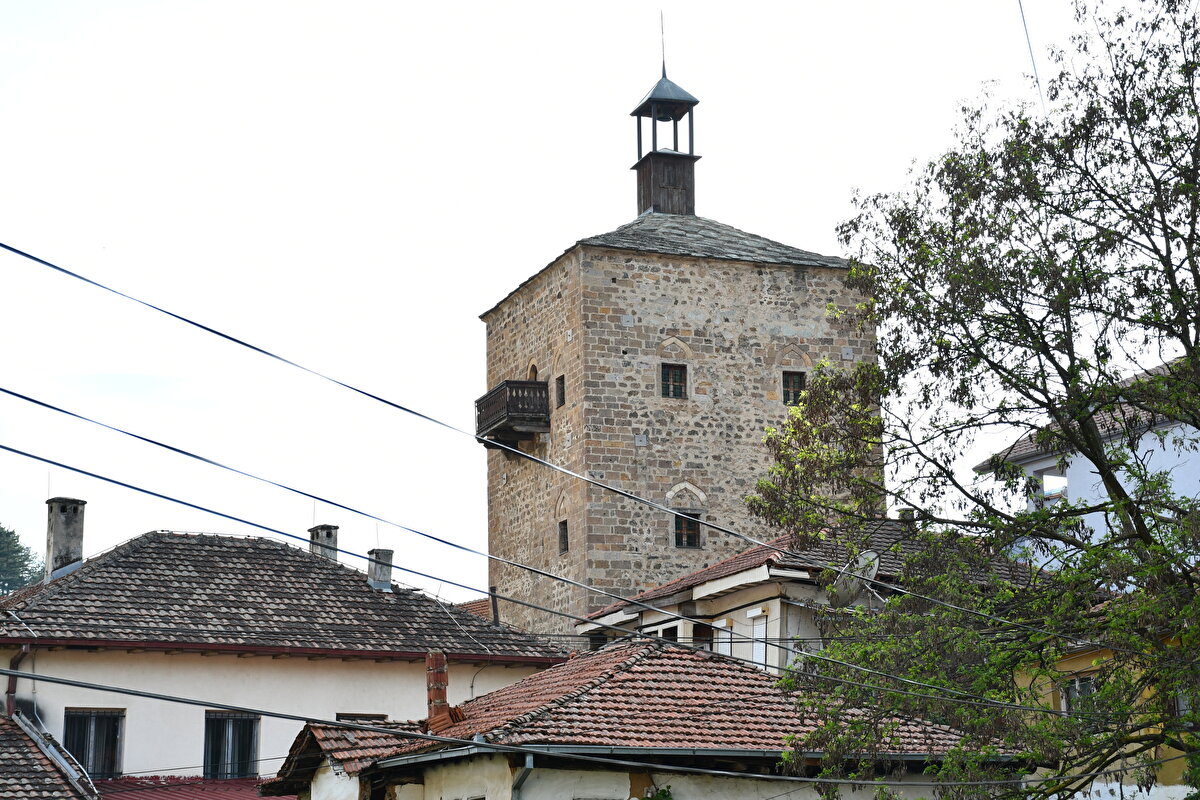 Küçük, huzurlu kasaba, bugüne kadar hasarsız ulaşan saat kulesine de ev sahipliği yapıyor.