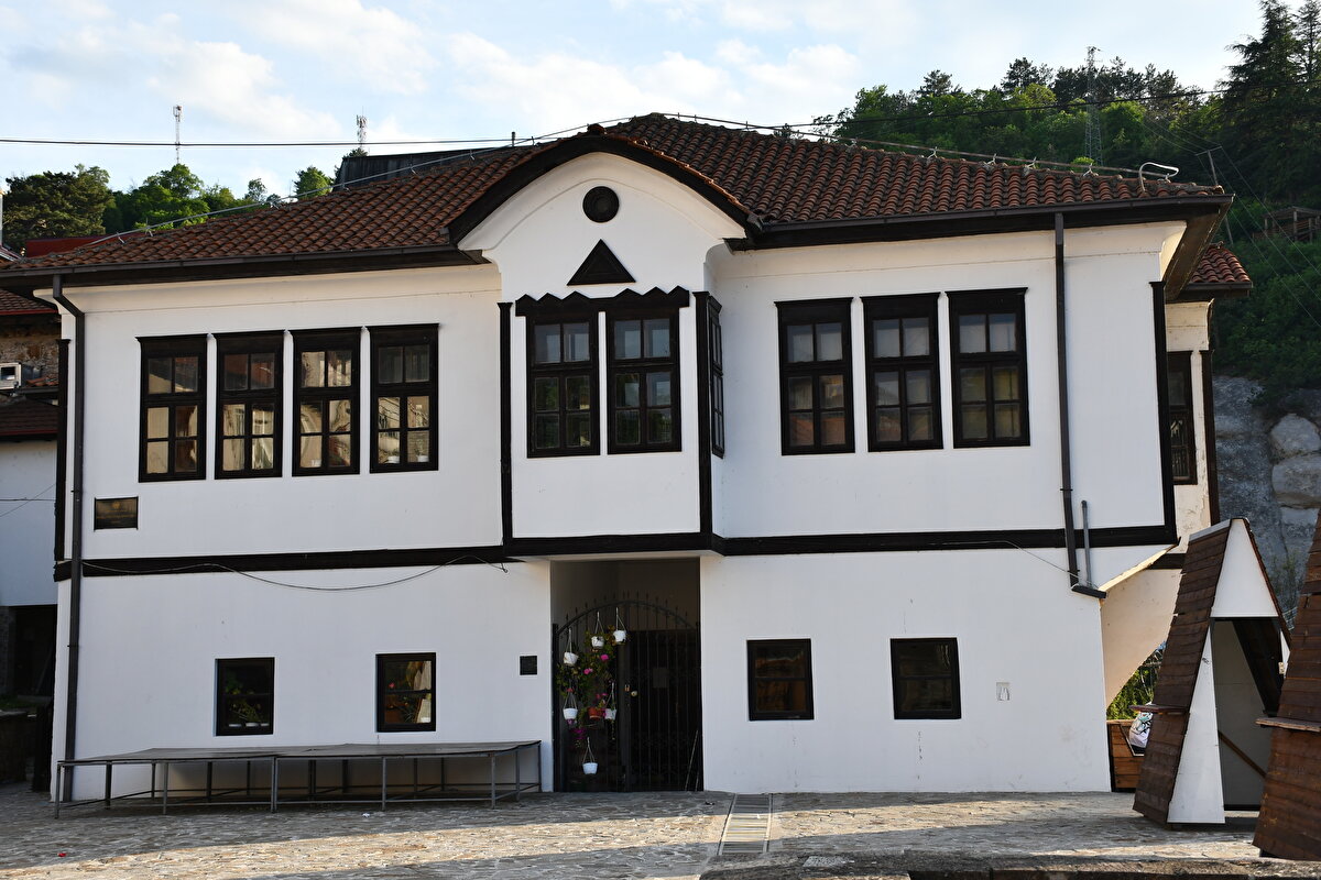 Çeşitli kaynaklarda Kratova'da İkinci Beyazıt Dönemi'nde (1481-1512) darphane açıldığı, yaklaşık 150 yıl aktif kaldığı, altın ve gümüş paraların bastırıldığı ifade ediliyor.