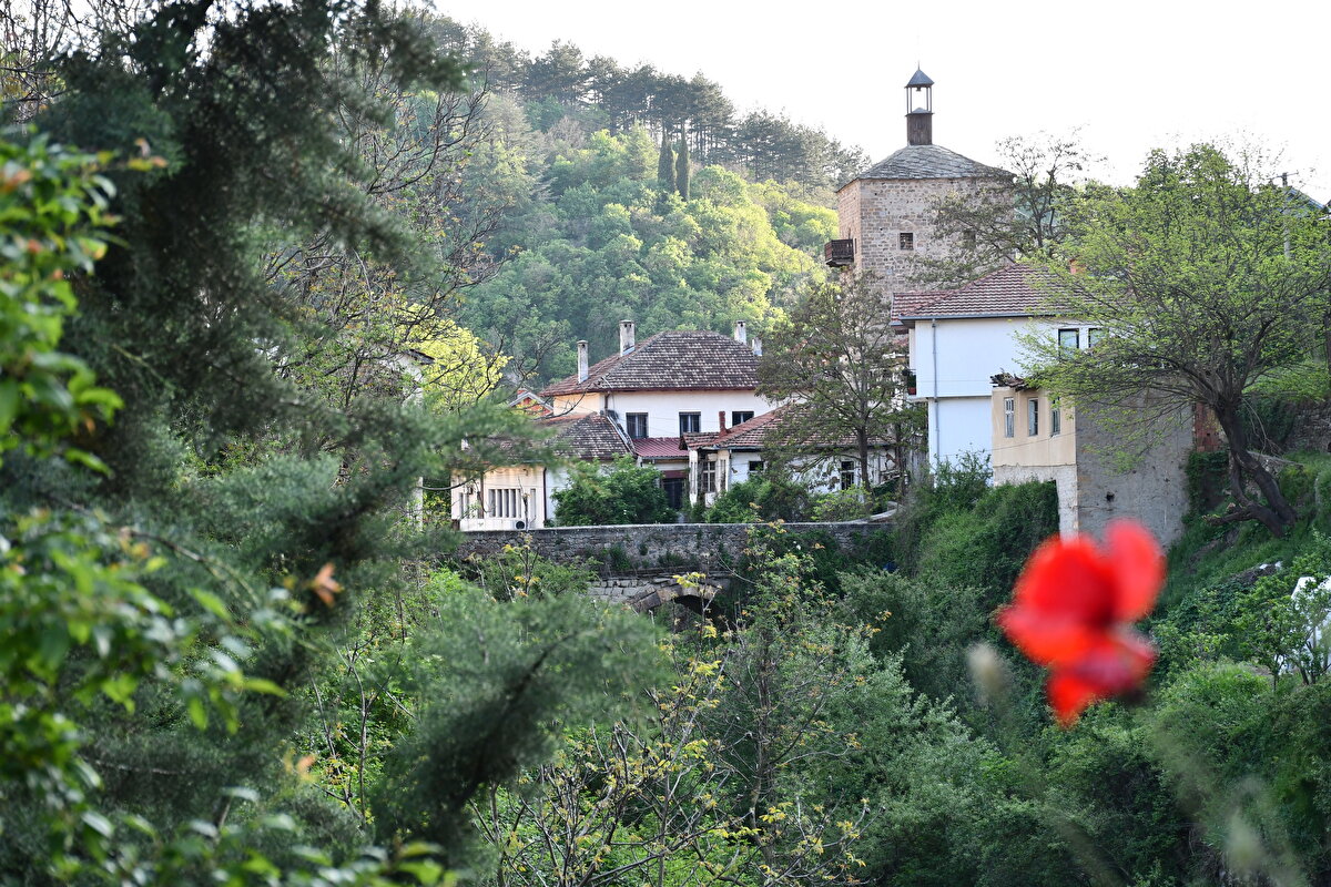 Orta Çağ'dan kalma şehir görünümünü koruyan Kratova, Osmanlı döneminde madencilik alanında öne çıkan yerleşim yerlerinden biri olarak biliniyor.
