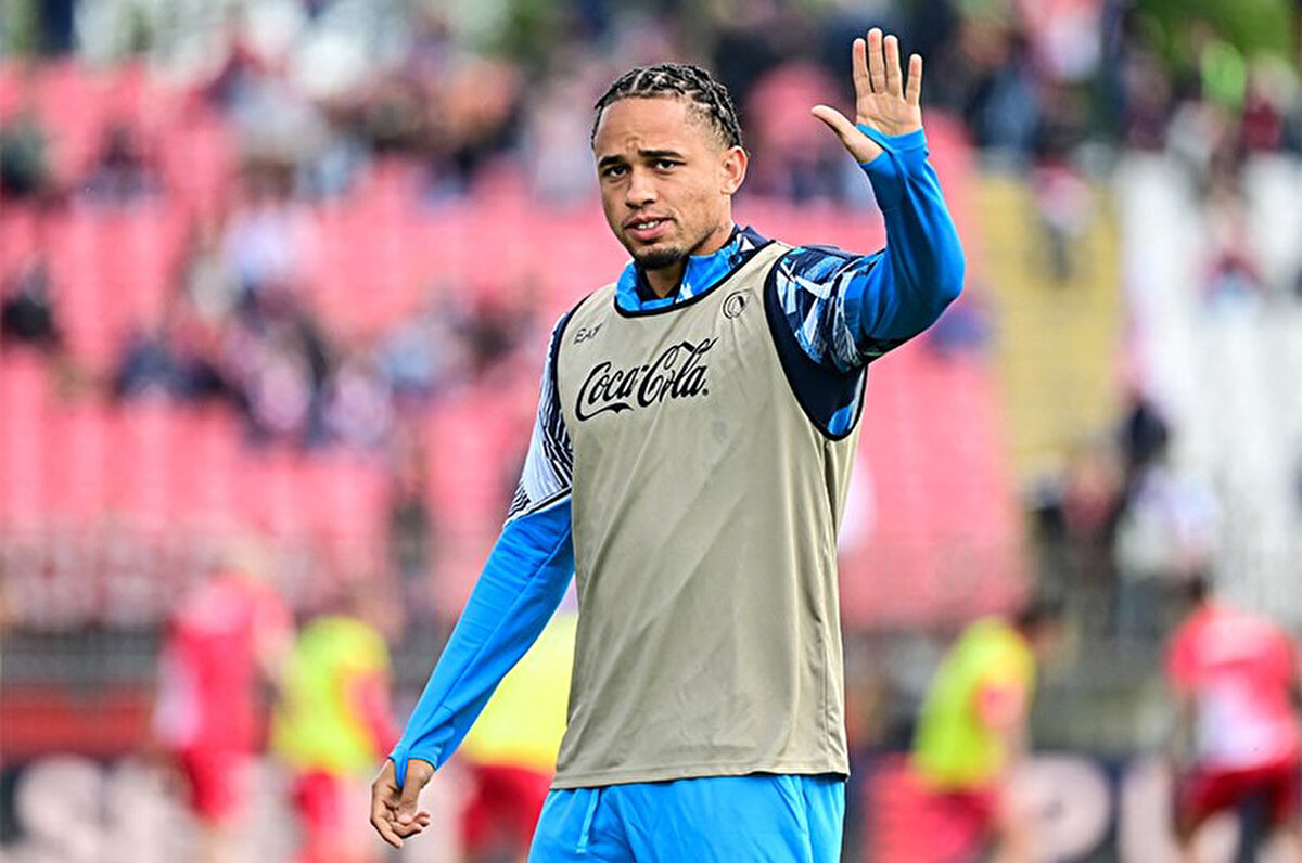 Haberde, Milan'ın oyuncuyu bonservisiyle göndermek istediği ve Okafor'la Flamengo'nun da ilgilendiği kaydedildi. Siyah-beyazlıların İtalyan ekibini opsiyonlu kiralama teklifine ikna etmeye çalıştığı ve görüşmelerin sürdüğü aktarıldı.<br>