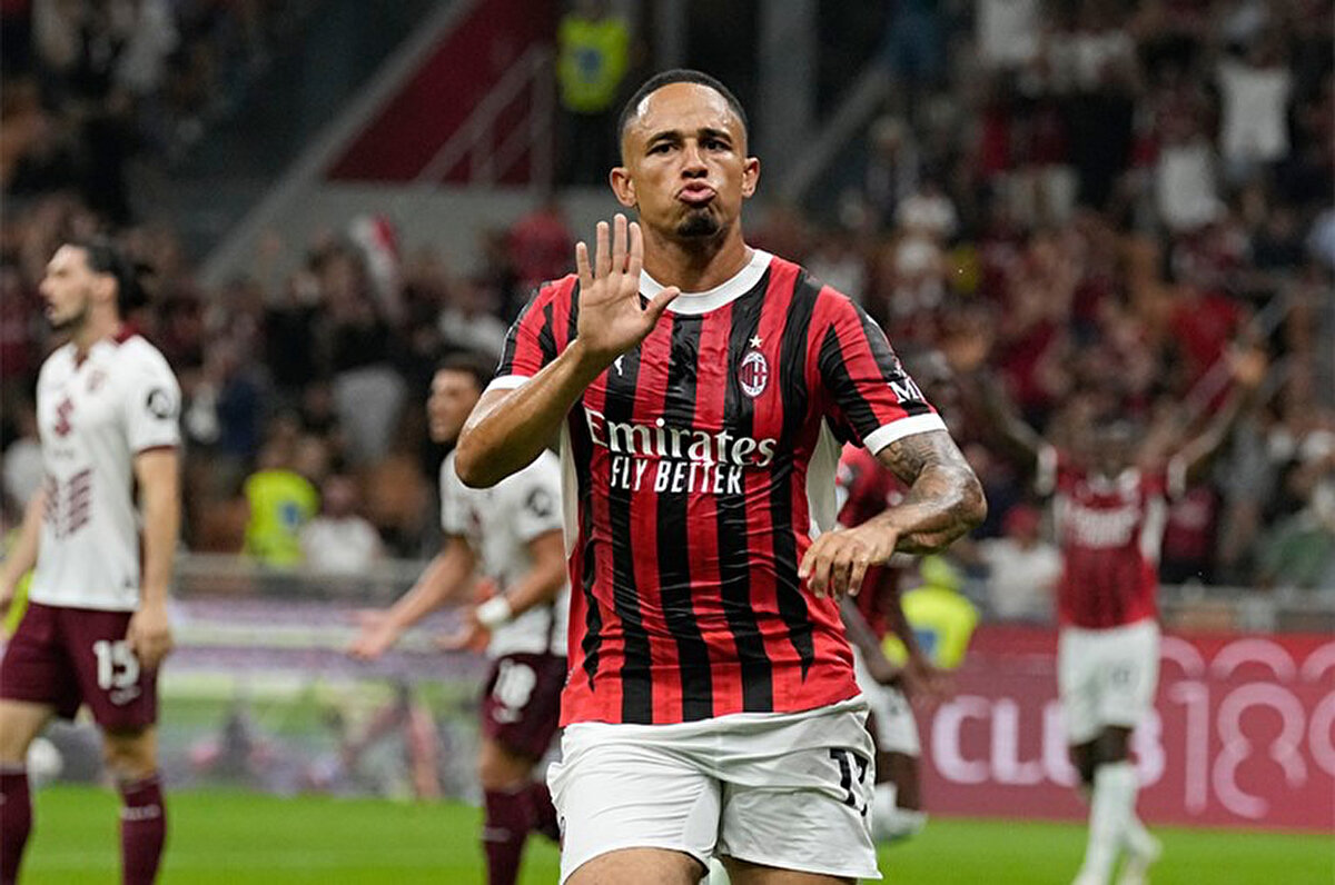 İtalya Serie A'da geçtiğimiz sezon şampiyonluğa ulaşan Napoli'de oynayan 25 yaşındaki futbolcu Milan'a döndü.<br>