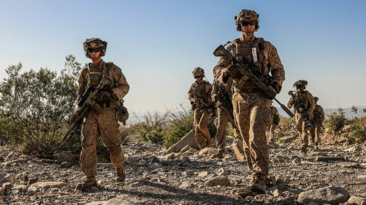 Pentagon’dan yapılan açıklamada, deniz piyadelerinin federal binaları ve personeli korumakla görevlendirileceği belirtildi. Ancak, birliklerin doğrudan protestoculara müdahale etmeyeceği, sadece güvenlik ve lojistik destek sağlayacağı vurgulandı. Yine de bu adım, sivil-asker ilişkileri ve anayasal sınırlar açısından tartışmalara yol açtı.