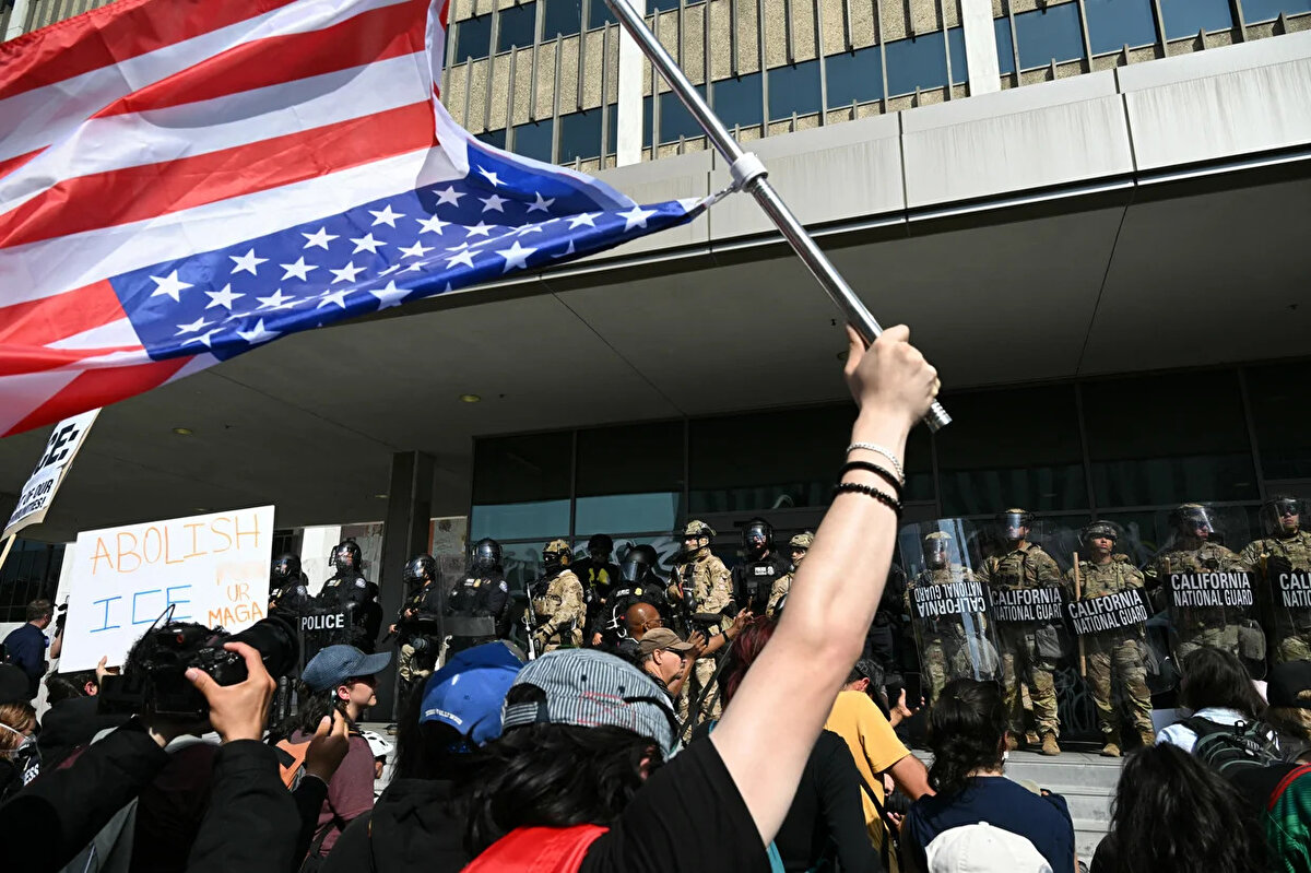 Hukuki uzmanlar, Posse Comitatus Yasası kapsamında ordunun iç güvenlik görevlerinde kullanılamayacağını hatırlatırken, Trump yönetiminin bu sınırlamaları aşmak için özel düzenlemeler üzerinde çalıştığı ileri sürülüyor.