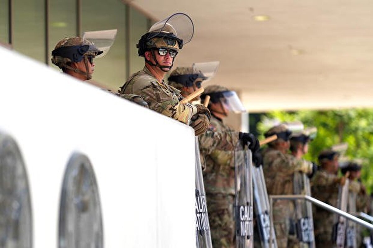 Kaliforniya Valisi Gavin Newsom ise Trump yönetiminin kararına sert tepki gösterdi. Newsom, federal asker konuşlandırılmasının eyalet yetki alanını ihlal ettiğini belirterek bu uygulamayı mahkemeye taşıyacağını açıkladı.