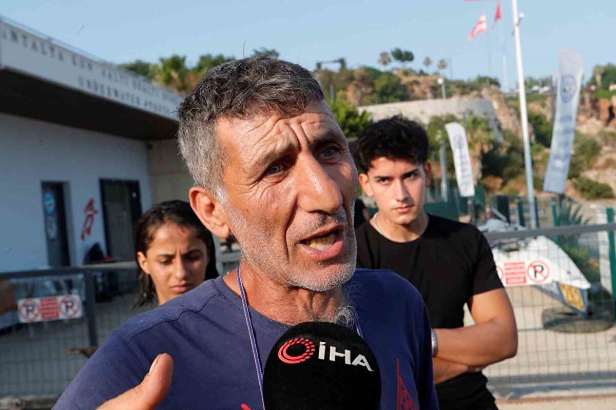 Yardımına vatandaşlar koştu<br>Olay anında sahilde bulunan ve gencin falezlerden atlayışına şahit olan Adnan Kayapınar, "Suyun üzerinde karnının üzerine düştü. Direk dibe battı. Çevredeki arkadaşlar sudan çıkardı. Sudan çıkardıklarında baygındı, yüzü sararmıştı. Büyük kayaların en üstünden karın üstüne atladı. Çok fazla kişi yardım etmek istedi. Ambulans geldi kalp masajı yaptılar" dedi.