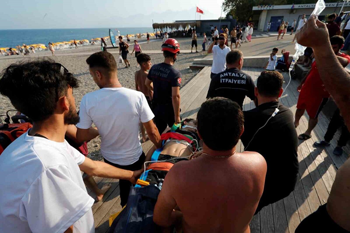 Kendini boşluğa bıraktı, ağır yaralandı<br>Burada bir süre arkadaşları ile şakalaşan Mohammad kendisini boşluğa bıraktı. Kontrolsüz bir şekilde atlayan genç karnının üzerine suya çakıldı. Hareketsiz bir şekilde su yüzeyinde kalan gencin yardımına o sırada sahilde bulunan vatandaşlar yetişti. Bu sırada durumun 112 Acil Çağrı Merkezi’ne bildirilmesi üzerine olay yerine itfaiye, polis ve sağlık ekipleri sevk edildi. Vatandaşlar tarafından bilinci kapalı bir şekilde güçlükle sahile çıkartılan gence olay yerine gelen itfaiye ve sağlık ekipleri tarafından ilk müdahale yapıldı. Kalbi duran ve su yutan genç ekiplerin uzun uğraşları sonucunda yeniden hayata döndürülerek ağır yaralı olarak ambulansla Antalya Eğitim ve Araştırma Hastanesi’ne kaldırıldı. Gencin durumunun ciddiyetini koruduğu bildirildi