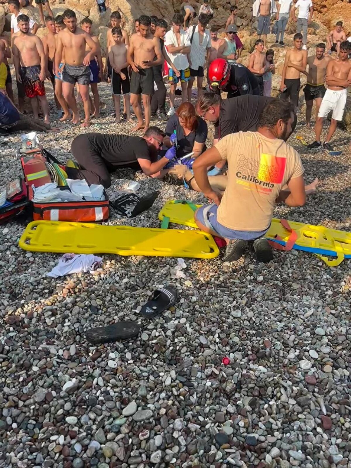 Antalya’da özellikle yaz aylarında Konyaaltı Sahilinde adrenalin ve heyecan arayan gençlerin hayatlarını hiçe sayarak şov amacıyla yaklaşık 40 metrelik falezlerin zirve noktasına çıkarak denize yaptıkları atlayış izleyenlerin yüreklerini ağzına getirirken zaman zamanda geri dönüşü imkansız sonuçlara neden oluyor. Akşam saat 17.30 sıralarında yaşanan olayda bayram tatilinin son gününde arkadaşları ile birlikte Konyaaltı Sahiline gelen 18 yaşındaki Suriye uyruklu Mohammad Al M. bir süre arkadaşları ile birlikte sahilde yüzdükten sonra birlikte yaklaşık 40 metrelik falezlerin uç noktasına çıktı.