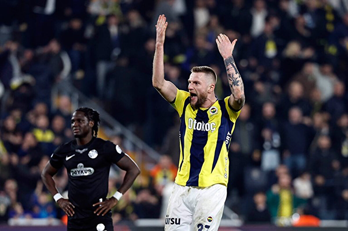 Skriniar'ın yıllık maaş beklentisinin 12 milyon euro olduğu ve bu rakamın transferin önündeki en büyük engel olduğu aktarıldı.<br>