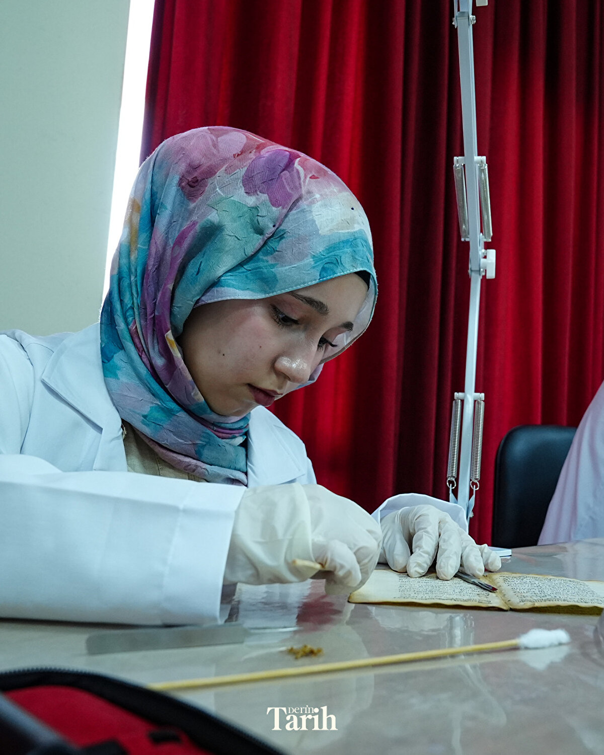 Bilgi ve Belge Yönetimi 3. sınıf öğrencisi Yunus Emre Kıvrak da yıpranmış belgeleri restore ederken heyecanlandığını ifade ederek, belgedeki iyileşmeyi görünce mutlu olduğunu dile getirdi.