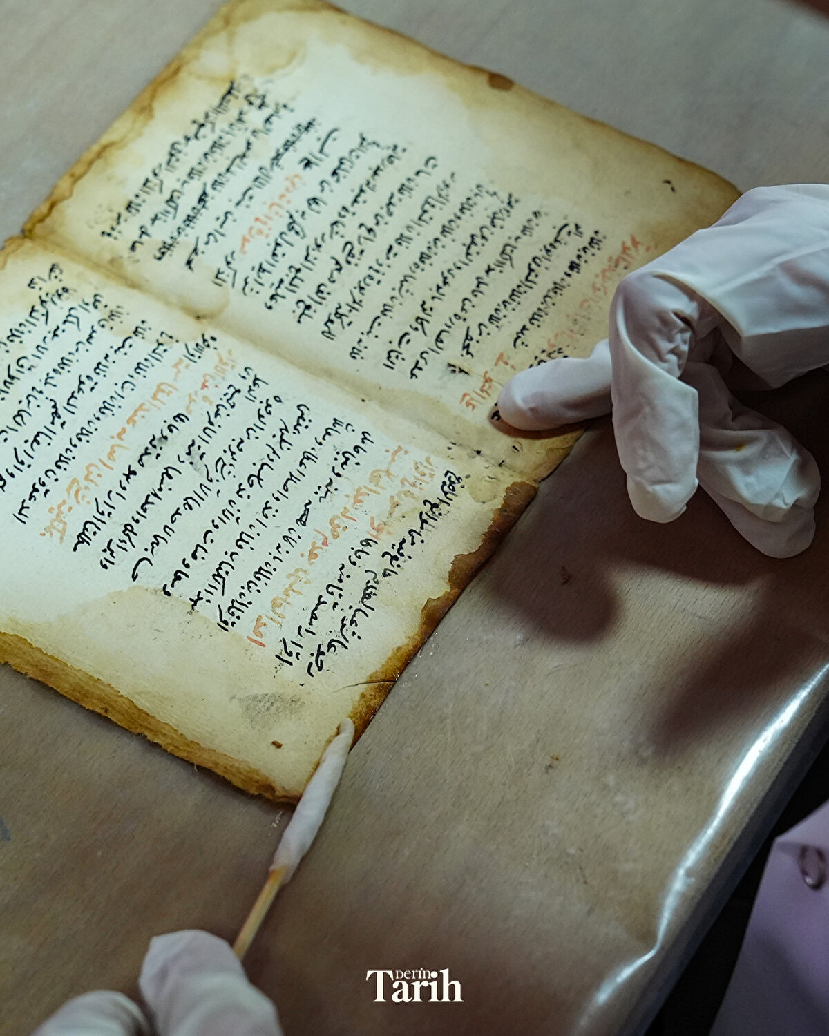 Doç. Dr. Polat, tarihi eserlerin restorasyonun hassas bir çalışma olduğunu vurgulayarak, "Ülkemizde ciddi anlamda istihdamın eksik olduğu alanlardan birisi de restorasyon alanı. Sınırlı sayıdaki üniversitelerde bu konuda eğitim veriliyor. Öğrencilerimiz bu eğitim sayesinde temel düzeyin üzerinde bir eğitim almış olacak. Bu atölye sayesinde lisans eğitimi ve meslek hayatlarında bu konuda uzmanlaşabilirler." ifadelerini kullandı.