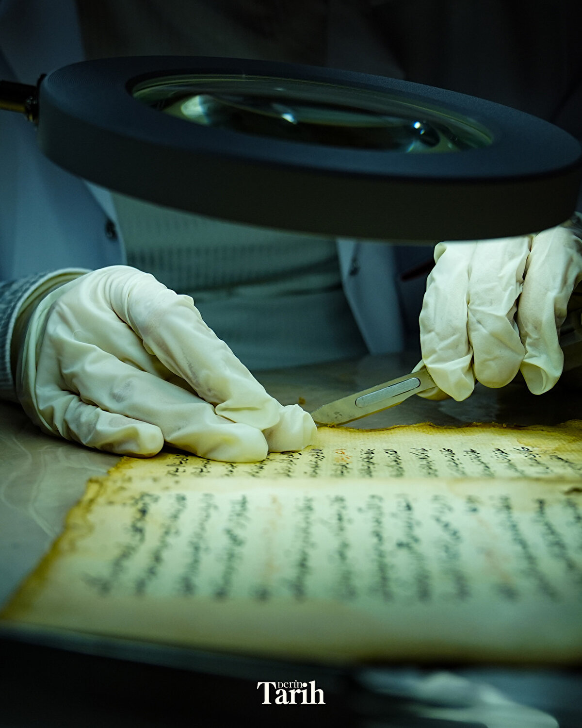 Eserleri restore ederken çok heyecanlandığını anlatan Vardar, "Zor değil ama el beceresi ve sabır gerektiriyor. Eserleri ıslak ve kuru temizledikten sonra yaptığımız kazımayla eski haline getiriyoruz. Burada her türlü süreci öğreniyoruz. Eserin ilk haliyle son hali arasındaki farkı görünce mutlu oluyoruz." dedi.