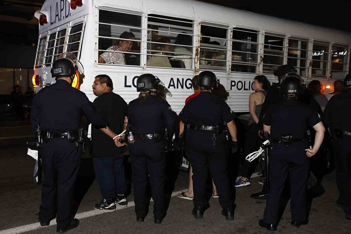 Bass, "Bu gece 100’den fazla kişinin gözaltına alındığını, çoğunun da yasa dışı gösteriden gözaltına alındığını biliyorum. Bunun protestolarla hiçbir ilgisi yok. Göçmenlerin hakları için mücadele ediyorduk, operasyonların durdurulmasını istiyorduk" dedi.