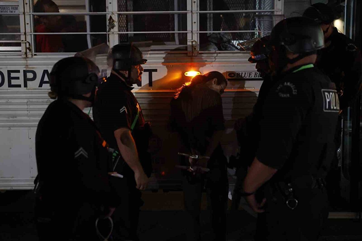 Bass, Başkan Donald Trump yönetimine kentteki göçmen operasyonlarını durdurması çağrısında bulunarak, "Federal hükümetin ricamızı duyacağını umuyorum: Operasyonları durdurun.