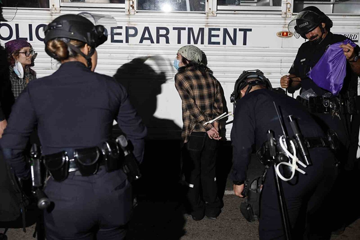 Polis, ICE tarafından gerçekleştirilen operasyonlarda yakalanan göçmenlerin tutulduğu şehir merkezindeki federal gözaltı merkezinin dışında toplanan yüzlerce göstericiyi dağıttı.