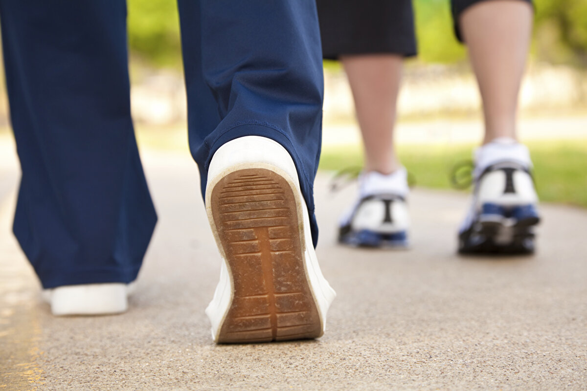 Yürüme hızı testi: Basit ve etkili bir yöntem<br><br>Uzmanlar, yürüme hızınızı ölçmek için basit bir test öneriyor. Tek ihtiyacınız olan bir kronometre ve bir mezura.  Açık alanda 10 metrelik bir mesafe, evde ise 4 metrelik bir mesafe kullanılarak hızınızı kolayca hesaplayabilirsiniz.  Örneğin, 10 metreyi kat ettiğiniz süreyi metreye bölerek hızınızı bulabilirsiniz.