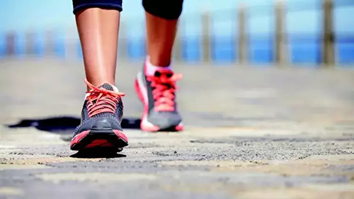 Yürüme hızı ve yaşam beklentisi arasındaki şaşırtıcı bağlantı<br><br>Araştırmalar, yürüme hızının özellikle yaşlı yetişkinlerde yaşam beklentisinin önemli bir göstergesi olduğunu gösteriyor.  Pittsburgh Üniversitesi'nde yapılan bir çalışma, 75 yaşındaki erkeklerde en hızlı yürüyüş hızına sahip olanların %87 hayatta kalma şansı varken, en yavaş yürüyenlerin bu oranın %19'a düştüğünü ortaya koydu.  Dahası, 2009 yılında Fransa'da yapılan bir araştırma, 65 yaş üstü sağlıklı yetişkinlerde bile yavaş yürüme hızının kardiyovasküler hastalıktan ölüm riskini artırdığını gösterdi. 