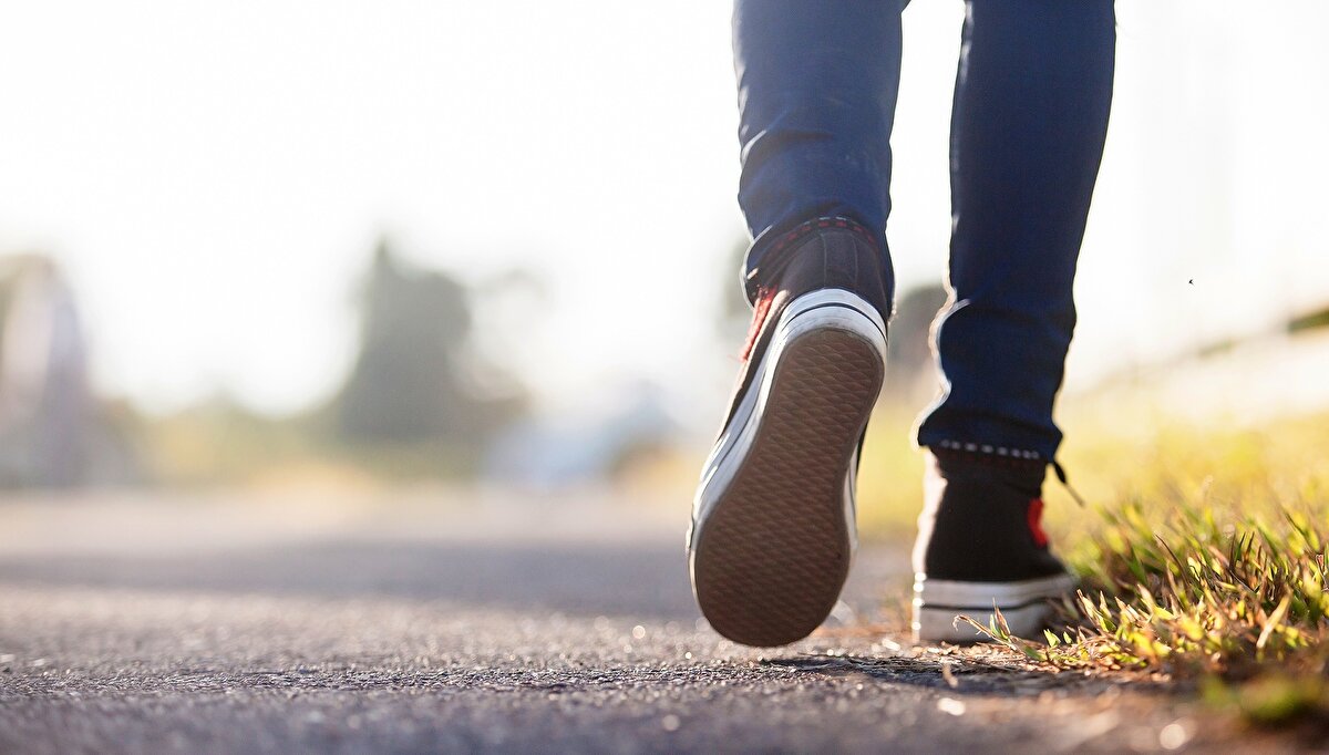 Bu yavaş yürüyen 45 yaşındaki bireylerde, akciğer, diş ve bağışıklık sistemlerinde "hızlandırılmış yaşlanma" belirtileri ile birlikte yüksek tansiyon, yüksek kolesterol ve düşük kardiyovasküler uygunluk gibi biyobelirteçler tespit edildi.  Ayrıca, zayıf el kavrama gücü ve sandalyeden kalkmada zorluk gibi fiziksel sağlıksızlık belirtileri de görüldü. MRI taramaları, yavaş yürüyenlerin daha küçük beyinlere, daha ince bir neokortekse ve daha fazla beyaz maddeye sahip olduğunu gösterdi.  İlginç bir şekilde, bu kişilerin yüzleri bile diğer katılımcılardan daha hızlı yaşlanmış olarak değerlendirildi.