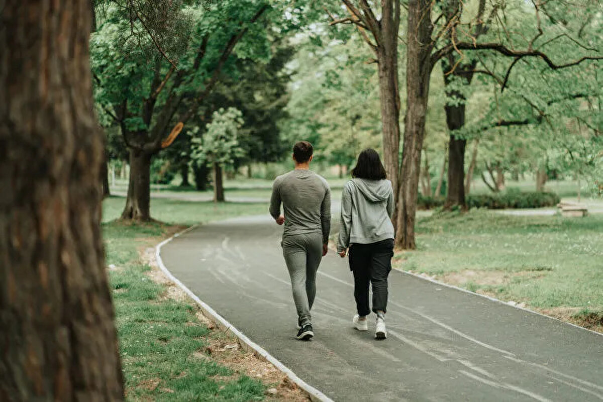 45 yaşında bile fark edilebilir beyin yaşlanması<br><br>Rasmussen ve ekibinin 2019'da yaptığı bir araştırma, 45 yaşındaki bireyler arasında bile yürüme hızının beynin ve vücudun yaşlanma hızını tahmin edebileceğini ortaya koydu. Araştırmacılar, 45 yaşındaki bireylerin yürüme hızındaki farklılıkların şaşırtıcı derecede fazla olduğunu ve bazı yavaş yürüyenlerin aslında 20 yaşındakilerden daha yavaş yürüdüğünü gözlemledi. 