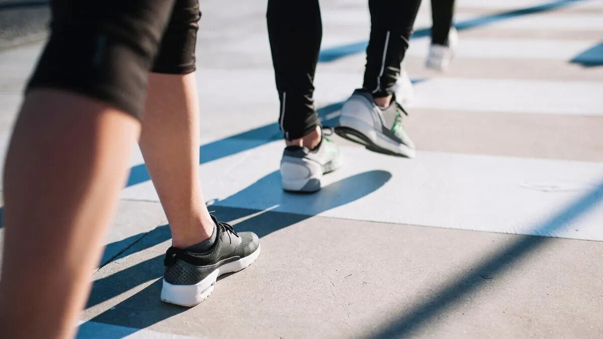 Yürüme hızınızı iyileştirmek mümkün<br><br>Rasmussen, yürüme hızının erken çocukluk dönemindeki bilişsel yeteneklerle bile bağlantılı olduğunu ve bunun yaşam boyu beyin sağlığına bir pencere açtığını belirtse de, yavaş yürüyenler için moral bozukluğuna gerek olmadığını vurguluyor.  Yürüme hızını iyileştirmek için yapılabilecek birçok şey var. Dieli-Conwright, fiziksel olarak aktif kalmanın önemine değinerek, daha düzenli yürümek için her fırsatı değerlendirmeyi öneriyor.  Varış noktanızdan daha uzağa park etmek, arkadaşlarınızla yürüyüşe çıkmak veya iş yerinde kısa yürüyüş molaları vermek, bu basit ama etkili adımlardan sadece birkaçı.