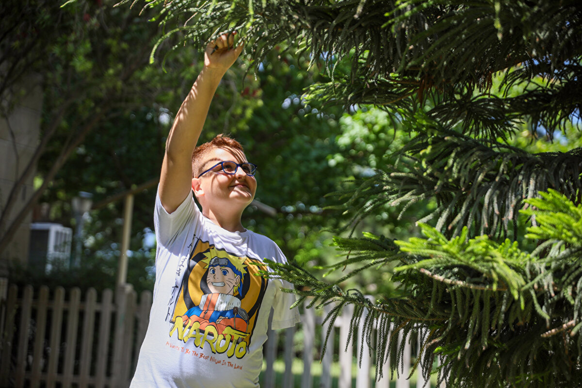 Depremde ailesini kaybetti<br><br>Oğluna güçlükle kolunun ampute edileceğini söyleyen anne Aydın, depremde eşi ve 1 günlük misafirliğe gelen eşinin annesi Remziye Aydın ile birlikte birçok yakınının depremde hayatını kaybettiğini öğrendi. Aydın ailesi, küçük Üstün'ün ameliyat ve tedavisinin ardından bir süre Alanya'da bir otelde kaldı.