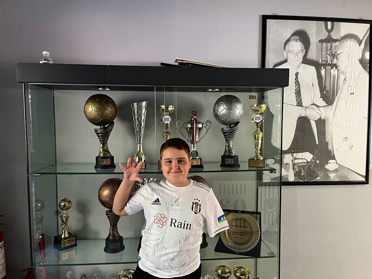 Hayallerinin peşinden koşuyor<br><br>Öğrencilere üst düzey düşünme becerisi kazandırılmasının hedeflendiği üniversitede başarıyla eğitim alan Üstün, kısa süre önce mezun oldu. Koyu bir Beşiktaş taraftarı olan Üstün, boş zamanlarında da futbol oynuyor. En büyük hayali pilotluk olan Üstün, tüm olumsuzluklara rağmen hayallerinin peşinden koşmaya devam ediyor.