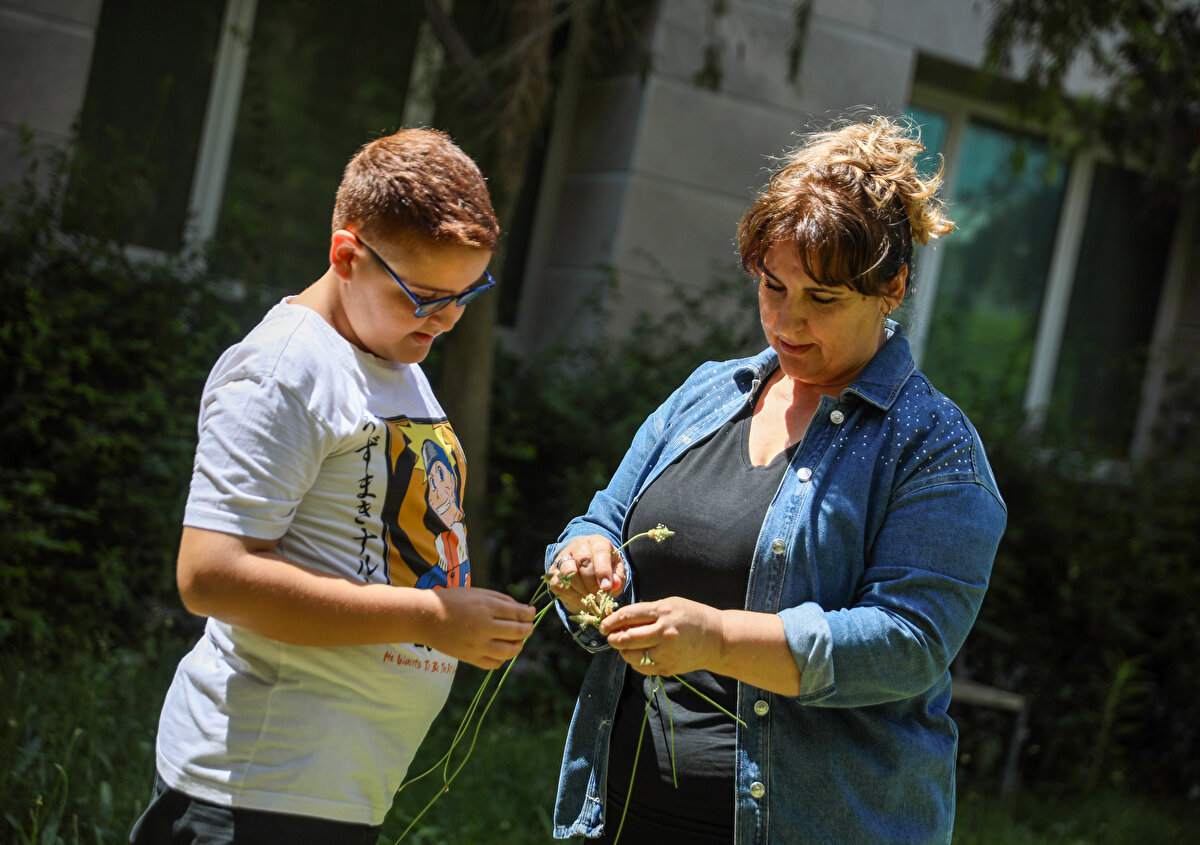 Annesi elini bırakmıyor<br><br>Ardından Üstün'ün deprem olmayan bir yere taşınma isteği üzerine aile, Antalya'ya taşınma kararı aldı. Bu sürede ampute edilen sol koluna protez takılan Üstün, Antalya'daki yeni hayatına alışmaya başladı. Oğlunu bir an yalnız bırakmayan anne Aydın, Üstün ile her gün okula gitmeye başladı. Üstün Aydın, okuldaki öğretmeninin yönlendirmesiyle Akdeniz Üniversitesi Eğitim Fakültesi bünyesinde kurulan Çocuk Üniversitesi'ne seçildi.
