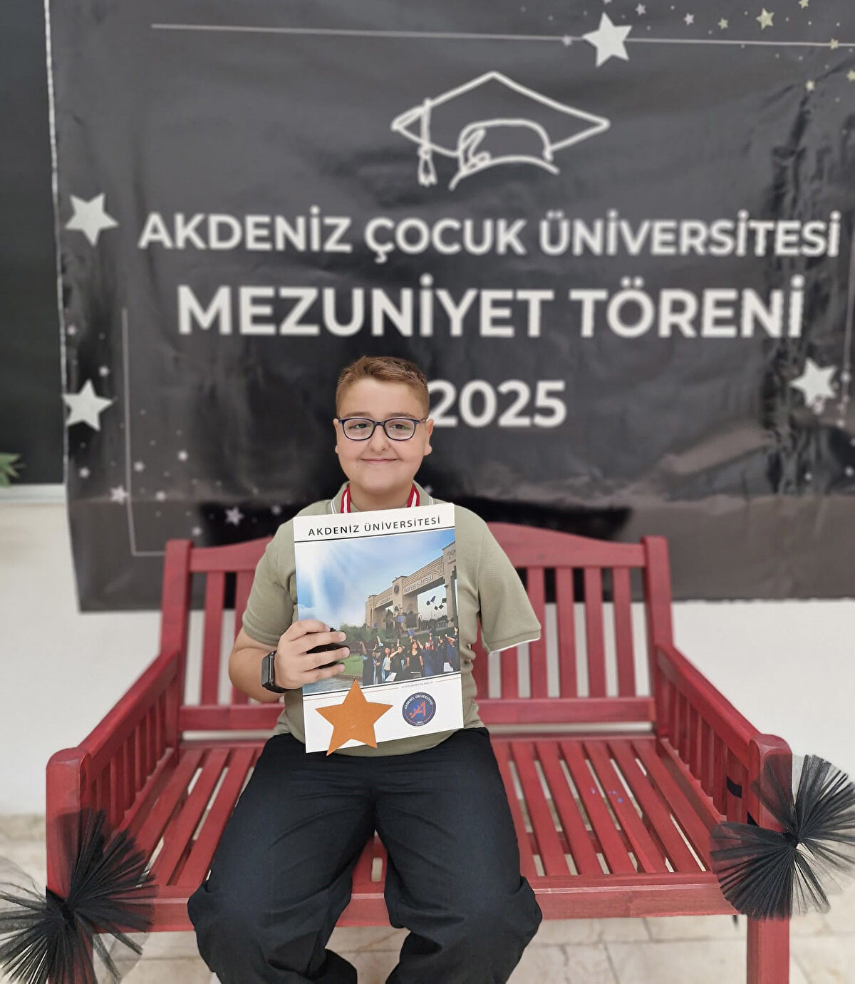 "Burası yaralarına merhem oldu"<br><br>Yaşadıklarının çok zor olduğunu söyleyen Nursel Aydın, "Enkazdan çıktıktan sonra direkt Üstün'ü hastaneye götürdük. Onun kolu ampute oldu, ben de ameliyat geçirdim. 1 ay otelde kaldıktan sonra buraya yerleştik. Oğlum, deprem bölgesi olmayan bir yerde yaşamak istiyordu. O nedenle Antalya'yı tercih ettik. Üstün ilk başta burada zorlandı. Sonrasında öğretmeni bizi Çocuk Üniversitesi'ne yönlendirdi. Üstün için burası onun yaralarına merhem oldu. 2 yıldır buradayız ve Üstün burada çok güzel şeyler öğrendi" dedi.