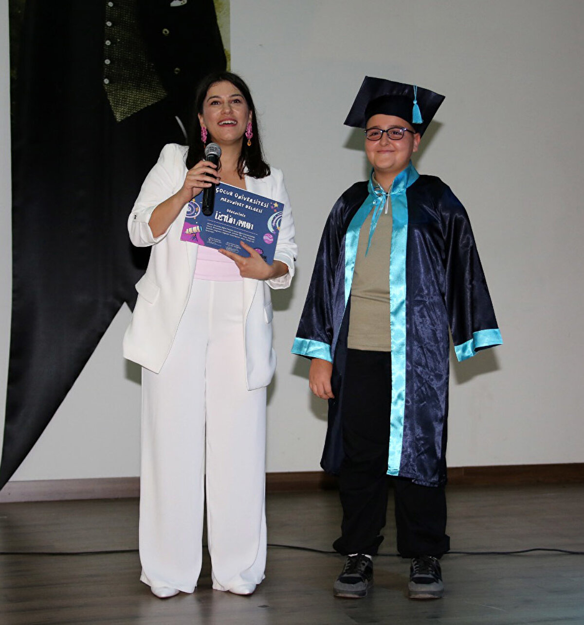 "Hayata 1-0 geride başladı"<br><br>Üstün'ün, hayallerini gerçekleştirebilmek için çabaladığını belirten Aydın, "Üstün, hep pilot olmak istiyordu. Deprem sonrası itfaiyeci de olabileceğini söyledi. İleride ne düşünür bilmiyorum. Futbol oynamayı çok seviyor. Koyu Beşiktaş taraftarı. Ben oğlum için özel durumuyla neler yapabileceğine dair araştırma yapıyorum. Ona destek olmaya çalışıyorum. Üstün depremde 7 yaşındaydı ve hayata 1-0 geride başladı. Biz onun bu durumunu toparlamaya çalışıyoruz" diye konuştu.