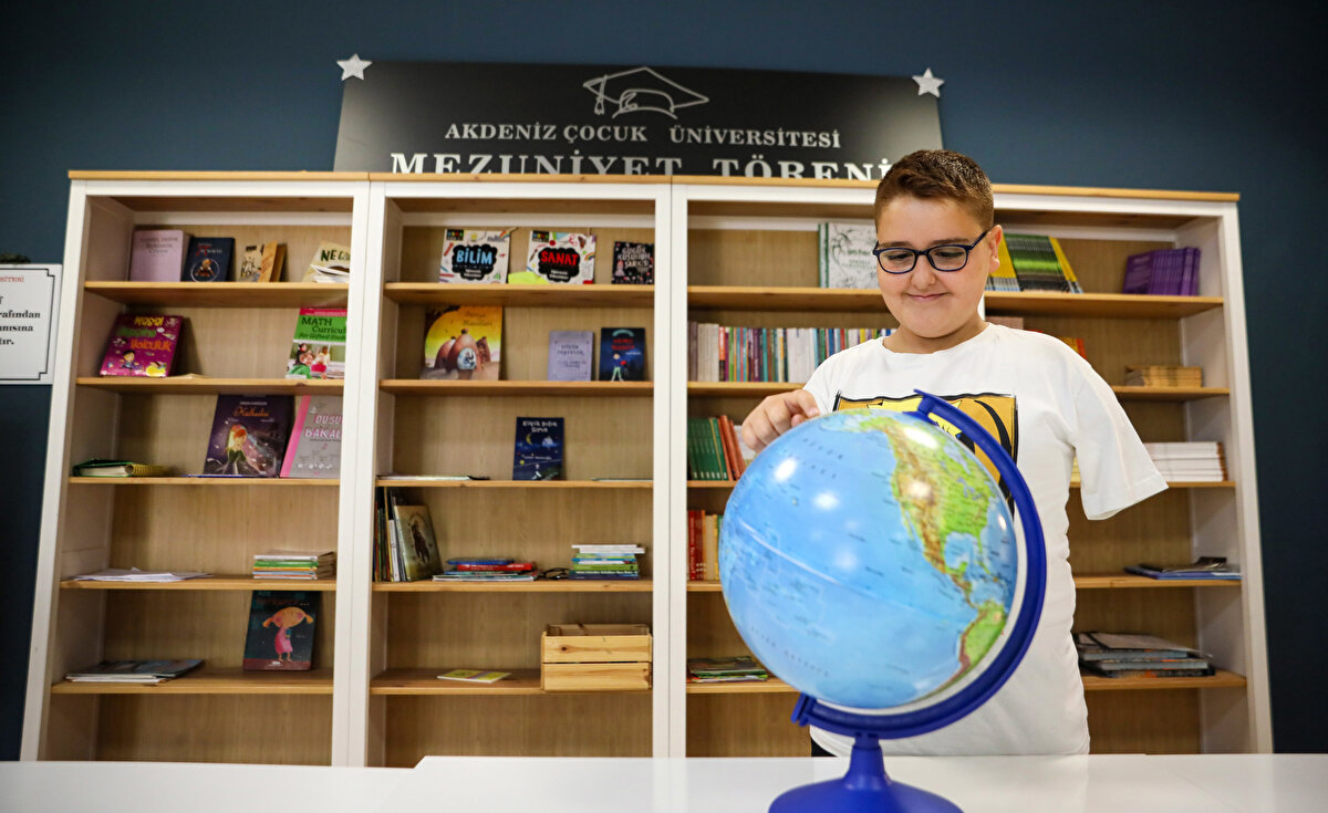 "Futbol benim için hayattan bir parça"<br><br>Kendisini geliştirmeye çalıştığını söyleyen Üstün Aydın ise "Depremde sol kolumu kaybettim. Depremden sonra Antalya'ya taşınmak istedim. Burada Çocuk Üniversitesi'ne başladım. Burası, dünyada tek olan bir elmas gibi. Burada matematik, tiyatro, fen derslerini pekiştiriyoruz. Burası benim için bir cennet gibi. Benim hayalim pilot olmak. Burada arkadaşlarımla futbol oynuyoruz. Ben genelde kaleci oluyorum. Futbol oynamayı çok seviyorum ve futbol benim için hayattan bir parça" dedi.