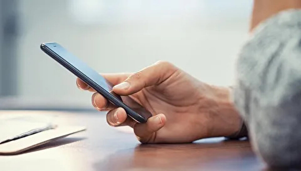 Fiziksel hasarlar ve yanlış kullanım<br><br>Telefonunuzu fiziksel darbelerden korumak ve doğru aksesuarları kullanmak, ömrünü uzatmanın anahtarı.<br><br>Fiziksel darbeler ve düşürme<br><br>Telefonun yere düşmesiyle oluşan G-kuvvetleri, lehim bağlantılarını kopararak işlemci ve bellek çiplerinin ana karta bağlantı noktalarında mikro hasarlar yaratabilir.