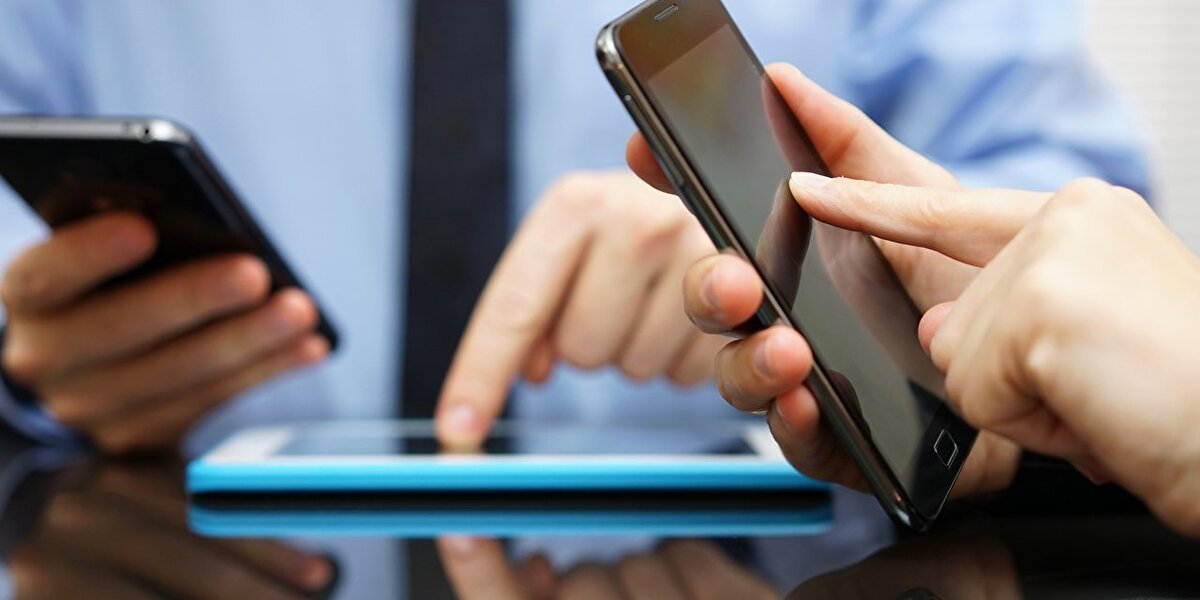 Kılıf kullanmama<br><br>İnsan vücudundaki statik elektrik, telefona dokunulduğunda ani voltaj yükselimi yaratır ve USB portu gibi hassas devreleri yakabilir. Koruyucu kılıflar ESD (Elektrostatik Deşarj) hasarını önler.