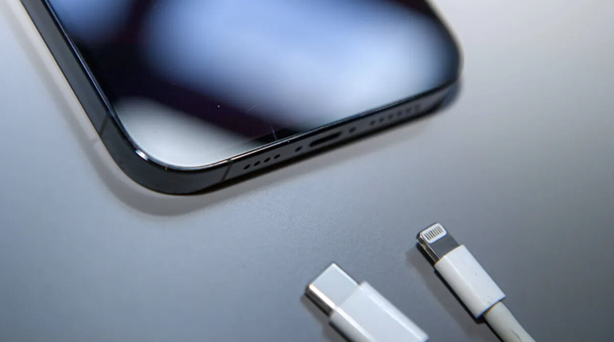 Telefonunuzun en hassas parçalarından biri olan lityum iyon bataryalar, yanlış kullanımda en büyük darbeyi alıyor.<br><br>Gece boyunca şarjda bırakmak<br><br>Çoğu kullanıcının yaptığı bu hata, bataryanın tam dolum noktasında sürekli voltaja maruz kalmasına ve elektrot malzemelerinin bozulmasına neden oluyor. Stanford Üniversitesi'nden Dr. Yi Cui'nin araştırmalarına göre, bataryayı %80-90 şarj seviyesinde tutmak kimyasal stresi minimize ediyor.