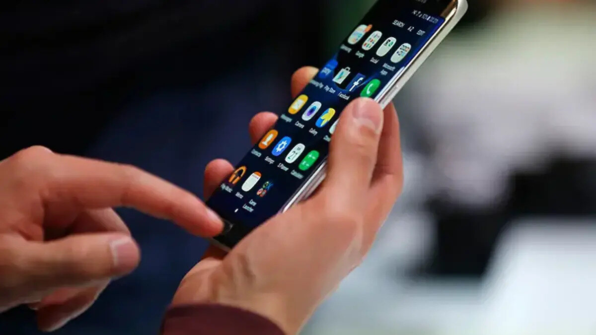 Yazılım güncellemelerini ihmal etmek<br><br>Eski yazılım versiyonları, donanımı verimsiz kullanarak aşırı enerji tüketimine neden olur. Üreticilerin güç yönetimi optimizasyonları içeren güncellemeleri, batarya ömrünü uzatmada kritiktir.<br><br>Bluetooth ve Wi-Fi'yi gereksiz açık tutmak<br><br>Sürekli sinyal arama ve bağlantı kurma süreçleri, radyo frekansı (RF) çiplerini yorarak batarya ömrünü kısaltır ve kablosuz bağlantı kalitesini düşürebilir.