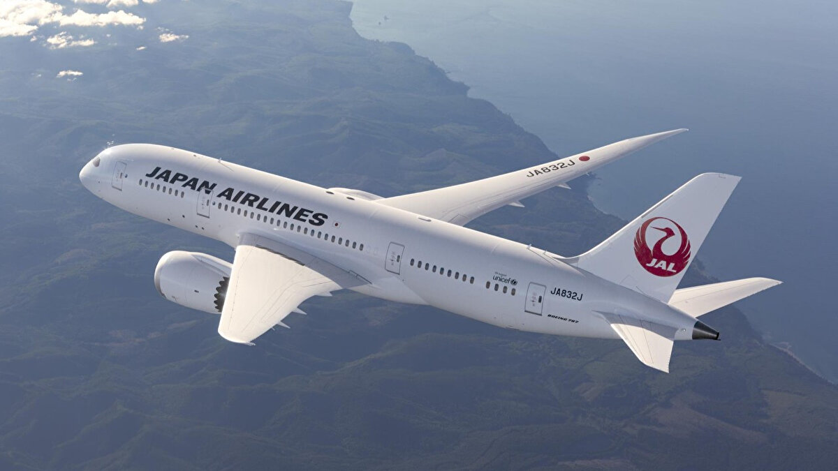 Japan Airlines 🇯🇵 (Japonya)<br>Aldığı Ödül: En iyi Premium Economy Kabini<br><br>Öne Çıkan Özellik: Sessizlik, geniş oturma alanı ve yolcu konforunda hassasiyet.
