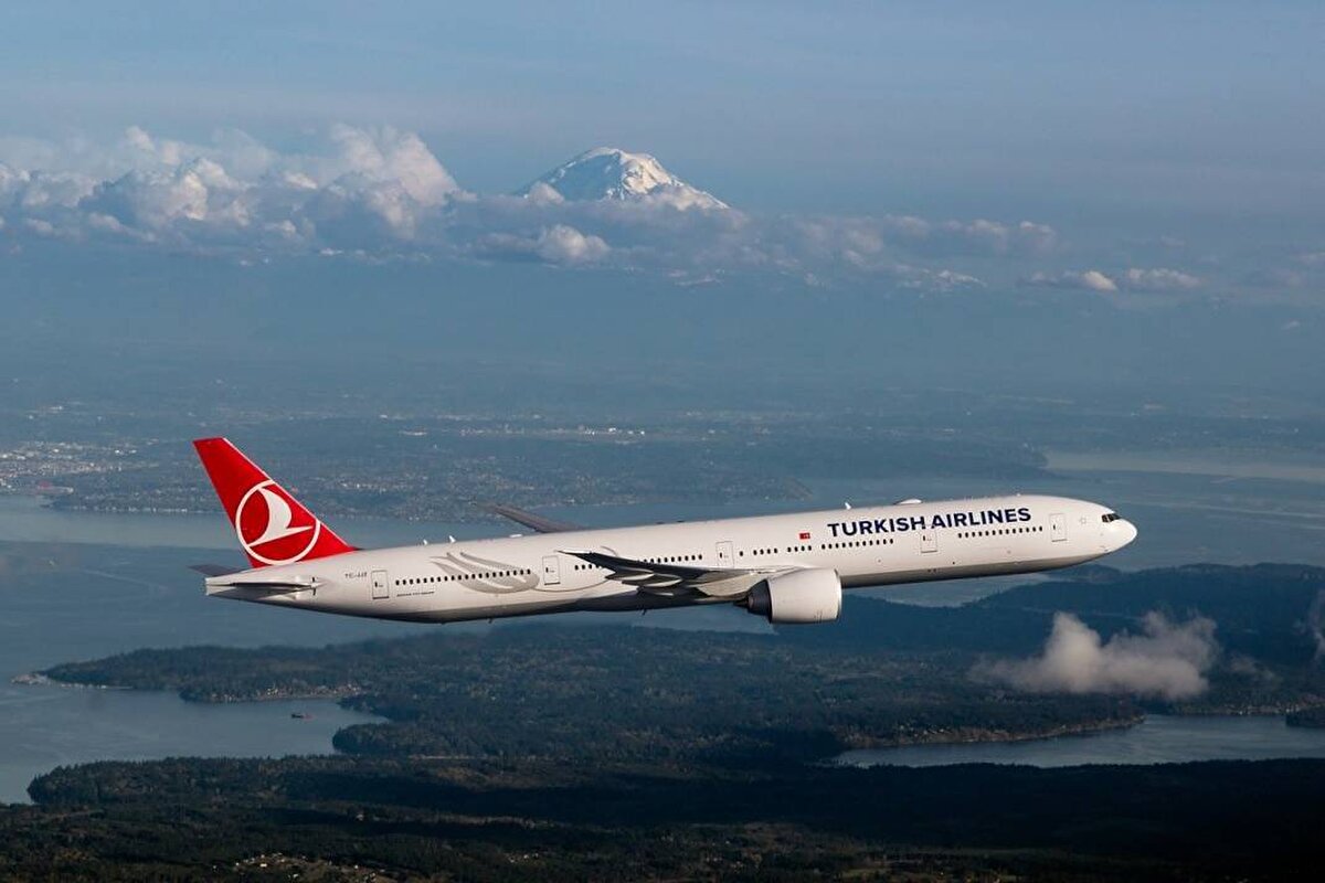 Turkish Airlines 🇹🇷 (Türkiye)<br>Aldığı Ödüller: Avrupa’nın En İyi Havayolu, En İyi Business Class İkramı<br><br>Öne Çıkan Özellik: Zengin Türk mutfağı menüleri, yaygın uçuş ağı ve hizmet kalitesiyle dikkat çekiyor.