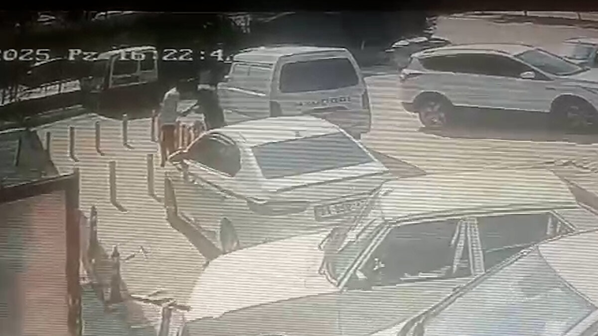 Şüpheli bu sırada belinden çıkardığı tabancayla K.D.’nin bacaklarına ateş edip, bir otomobile binerek olay yerinden uzaklaştı.