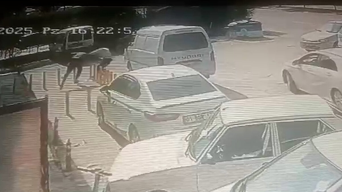 İddiaya göre, marketten alışveriş yapan K.D., daha sonra aracına binmek isterdi.