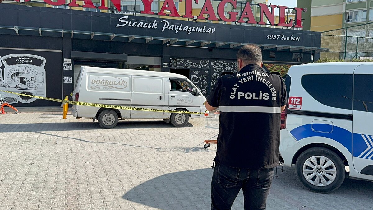 Kanlar içinde kalan K.D., çevredekilerin ihbarıyla olay yerine gelen sağlık ekiplerince Selçuk Üniversitesi Tıp Fakültesi Hastanesi’ne kaldırıldı.